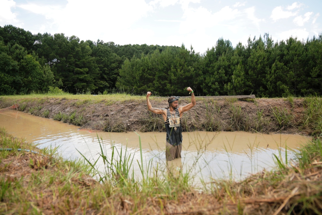 Алан Бадоев искупался в грязи на съемках шоу Орел и Решка